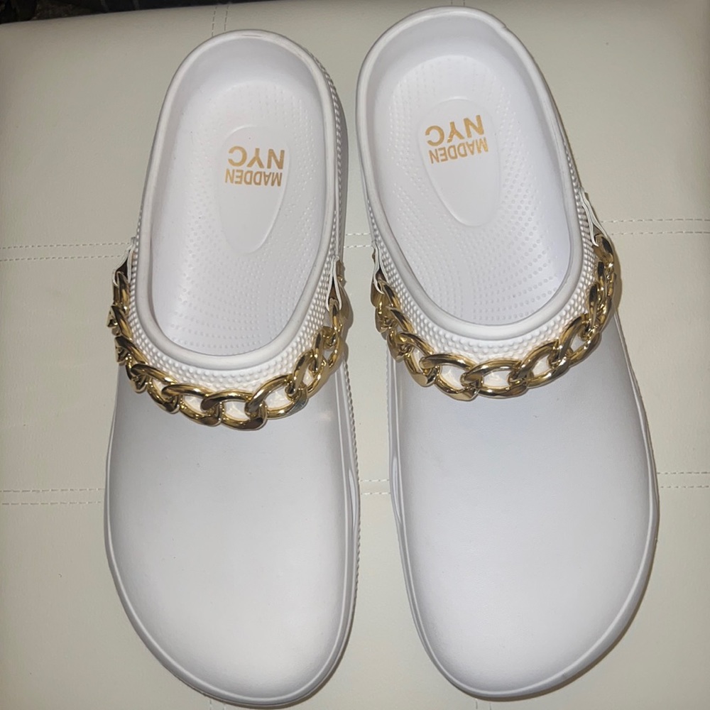 New chain clogs 💕